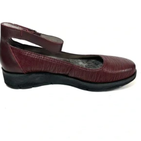 NWT OTBT Scamper Mary Janes Flat Ankle Strap Burgundy Pebbled Leather Sandals - Picture 3 of 5